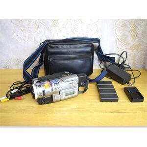 Sony DCR-TRV103 Digital 8 Handycam Camcorder 5 Batteries, Cords & Camera Case